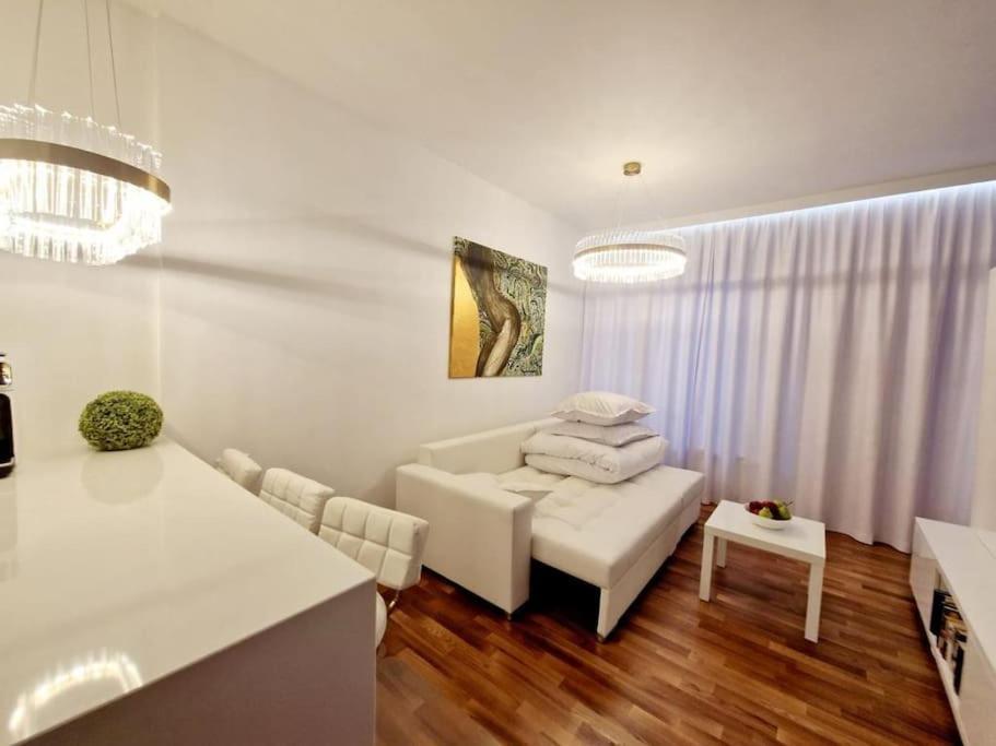 Luxury Princessa & Garage & Cable Tv Channels Warsaw