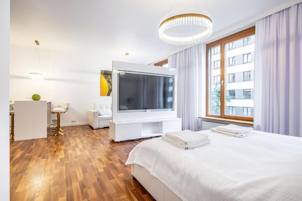 Luxury Princessa & Garage & Cable Tv Channels * Warsaw