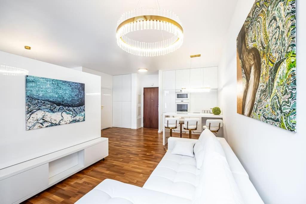 Luxury Princessa & Garage & Cable Tv Channels Apartment *