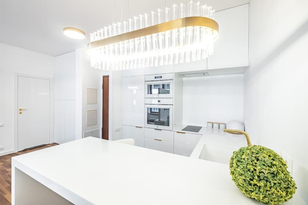 Luxury Princessa & Garage & Cable Tv Channels Apartment