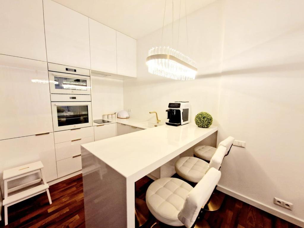 Apartment Luxury Princessa & Garage & Cable Tv Channels Warsaw